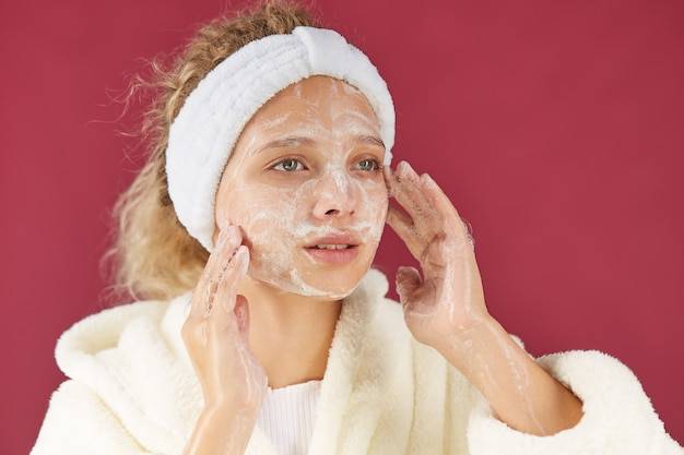 Czym myć twarz z zaskórnikami aby poprawić wygląd skóry?