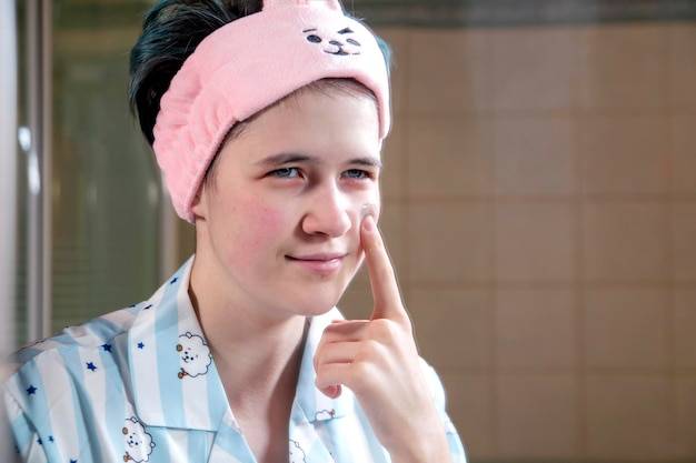 Jak objawia się trądzik różowaty i na czym polega jego leczenie?