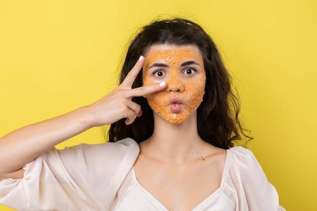 Jak usunąć brązowe plamy z twarzy i poprawić wygląd skóry?