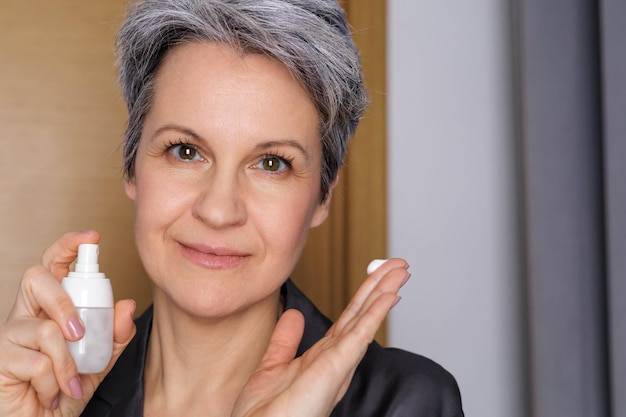 Kiedy warto sięgnąć po krem ujędrniający do twarzy 40 który wspiera elastyczność skóry?