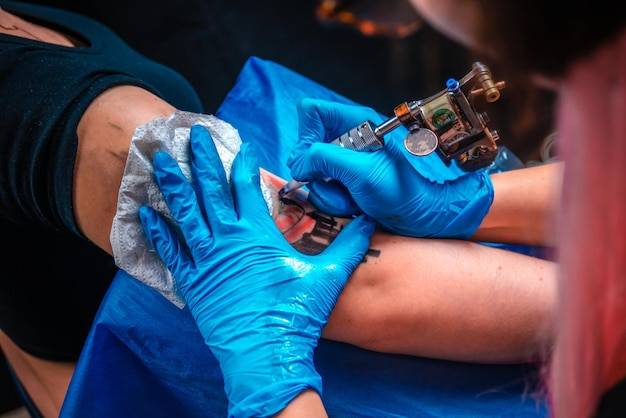 Czym smarować nowy tatuaż aby przyspieszyć gojenie?