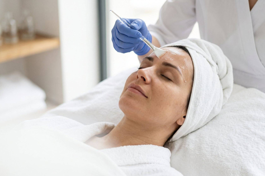 Jakie serum po peelingu kwasowym wybrać dla zdrowej skóry?